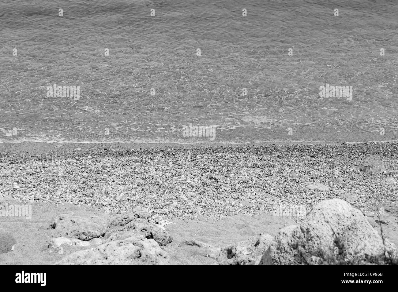 Schwarz-weißes klares Wasser am Strand Paralia Ixia vor Rhodos Stadt Stockfoto