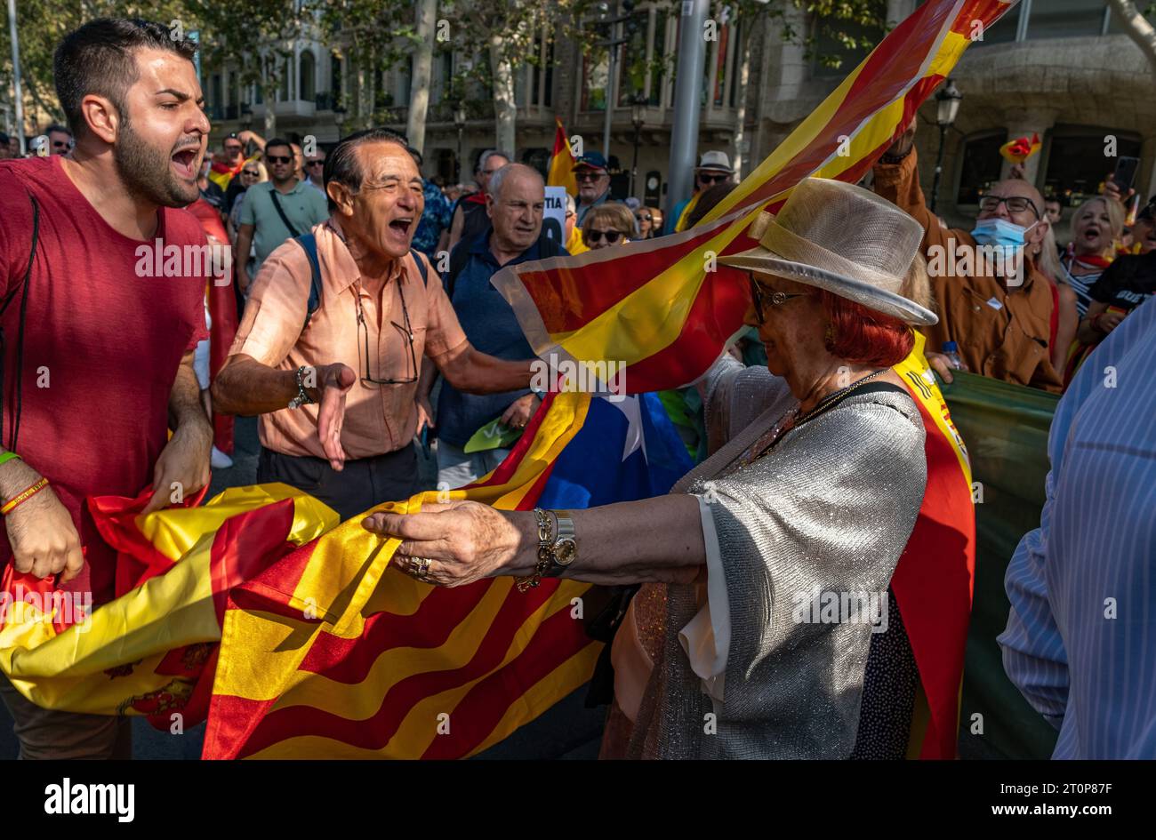 Barcelona, Spanien. Oktober 2023. Eine Frau provoziert die Demonstranten, indem sie ihnen während der Demonstration eine Flagge für die Unabhängigkeit Kataloniens zeigt. Tausende von Demonstranten haben in Passeig de Gràcia gegen das Amnestiegesetz für katalanische Führer protestiert, das darauf abzielt, den amtierenden Präsidenten Pedro Sánchez im Austausch für eine mögliche Präsidenteneinsetzung mit der positiven Stimme der katalanischen Nationalisten vorzuziehen. (Foto: Paco Freire/SOPA Images/SIPA USA) Credit: SIPA USA/Alamy Live News Stockfoto