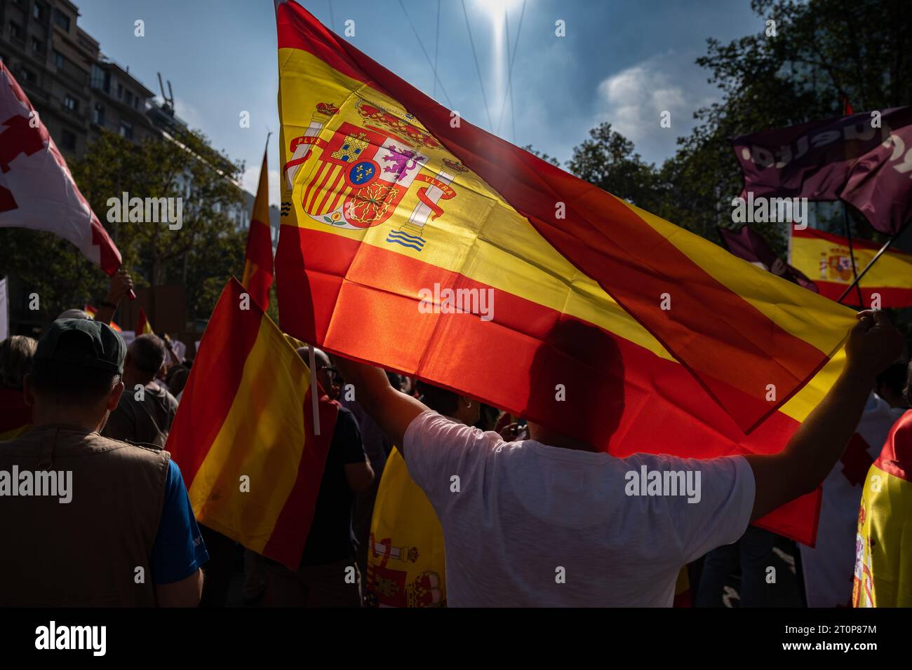 Barcelona, Spanien. Oktober 2023. Während der Demonstration wird ein Demonstrant mit einer spanischen Flagge gesehen. Tausende von Demonstranten haben in Passeig de Gràcia gegen das Amnestiegesetz für katalanische Führer protestiert, das darauf abzielt, den amtierenden Präsidenten Pedro Sánchez im Austausch für eine mögliche Präsidenteneinsetzung mit der positiven Stimme der katalanischen Nationalisten vorzuziehen. (Foto: Paco Freire/SOPA Images/SIPA USA) Credit: SIPA USA/Alamy Live News Stockfoto