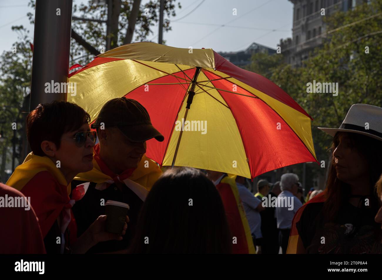 Barcelona, Spanien. Oktober 2023. Eine Gruppe von Demonstranten wird während der Demonstration unter einem Schirm mit der spanischen Flagge gesehen. Tausende von Demonstranten haben in Passeig de Gràcia gegen das Amnestiegesetz für katalanische Führer protestiert, das darauf abzielt, den amtierenden Präsidenten Pedro Sánchez im Austausch für eine mögliche Präsidenteneinsetzung mit der positiven Stimme der katalanischen Nationalisten vorzuziehen. (Foto: Paco Freire/SOPA Images/SIPA USA) Credit: SIPA USA/Alamy Live News Stockfoto