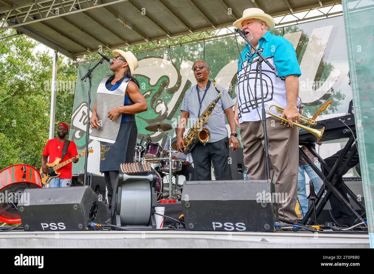 NEW ORLEANS, LA, USA – 23. SEPTEMBER 2023: Rockin' Dopsie Jr. und die Zydeco Twisters treten bei einer Fußballfeier vor dem Spiel an der Tulane University auf Stockfoto