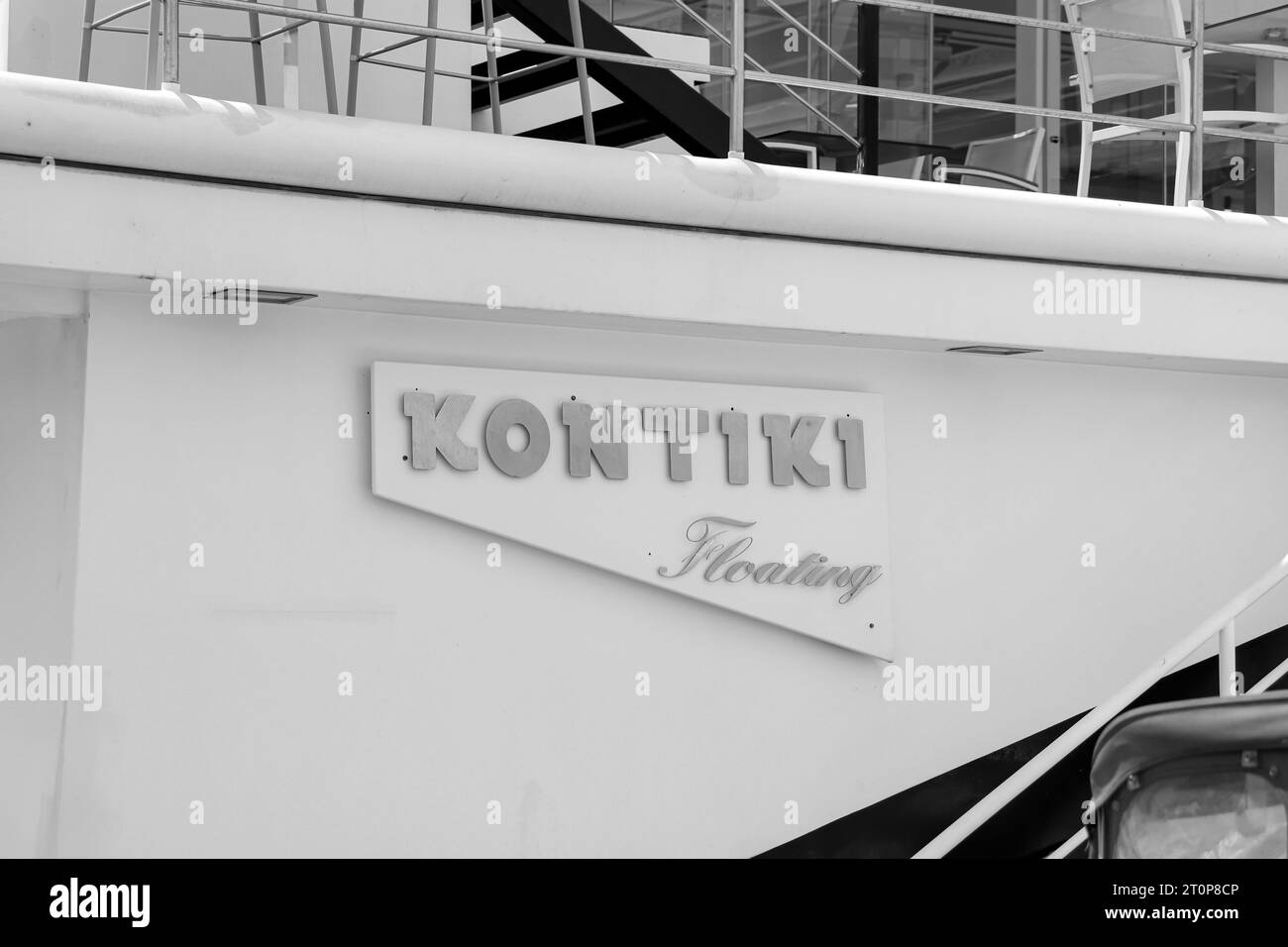 Nahaufnahme des KON-TIKI Floating Logoschildes auf dem einzigartigen schwimmenden Restaurant im Mandraki Harbour Stockfoto