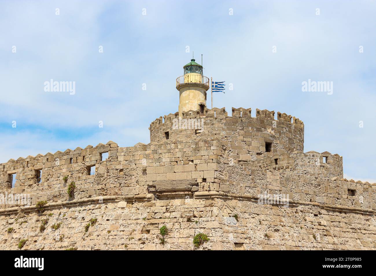 Nahaufnahme des runden Turms der Festung St. Nikolaus mit Leuchtturm und griechischer Nationalflagge Stockfoto