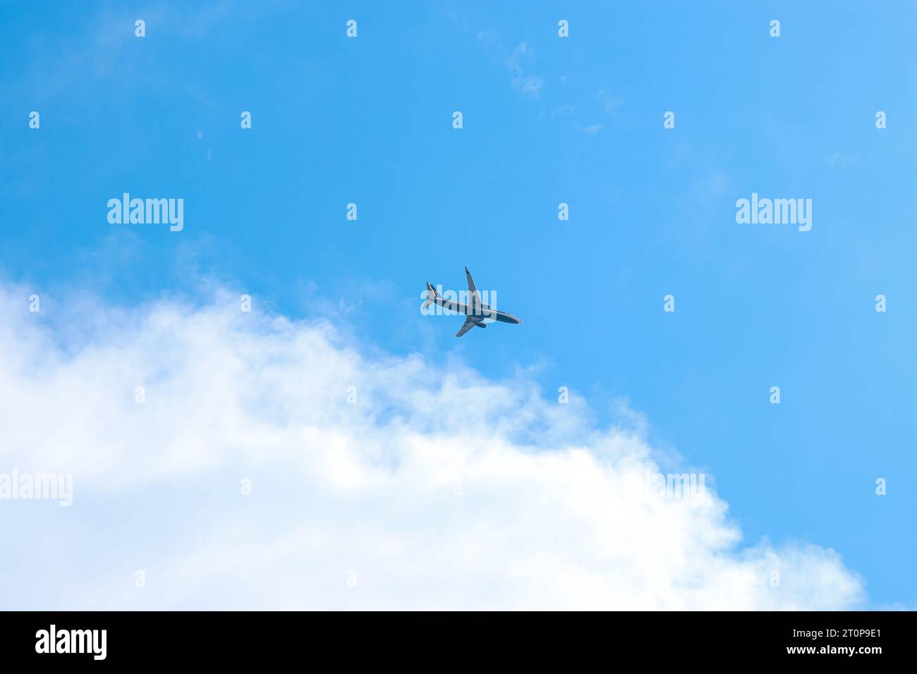 Unter einem Ryanair-Flugzeugjet, einem irischen Ultra-Low-Cost-Flugzeug, das den Flughafen Rhodos anfliegt Stockfoto