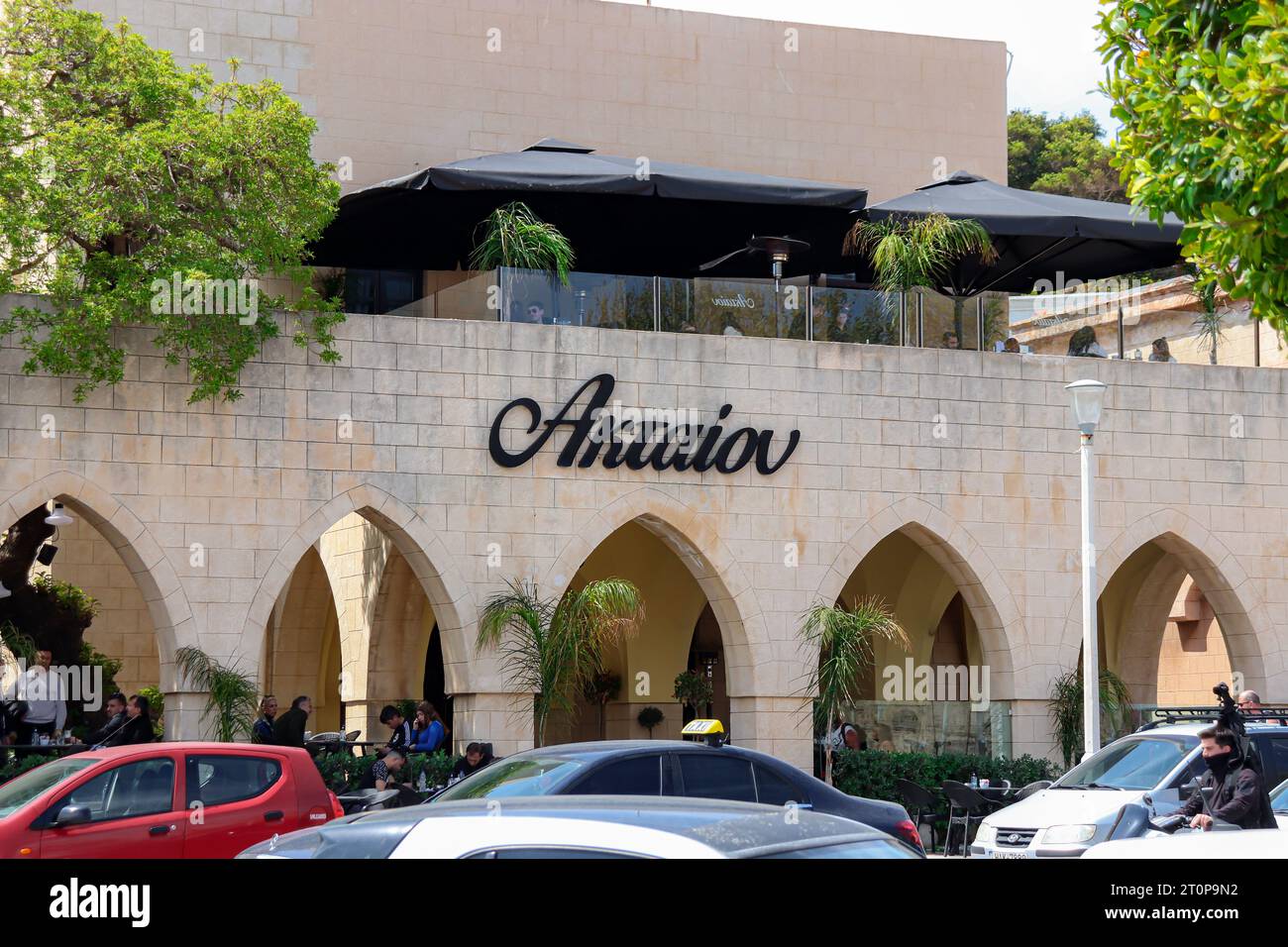 Aktaion Restaurant und Café-Eingangsschild befindet sich gegenüber der Mandraki Marina und dem Hafen Stockfoto