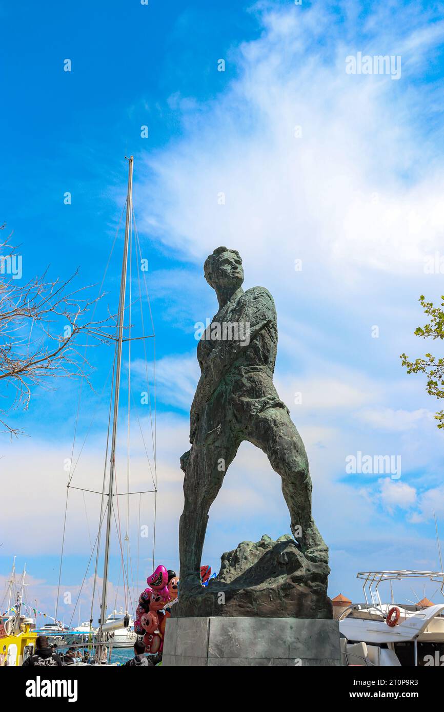 Denkmal für Alexandros Diakos, einen Armeeleutnant, der als erster griechischer Offizier im Zweiten Weltkrieg auf dem Schlachtfeld fiel Stockfoto