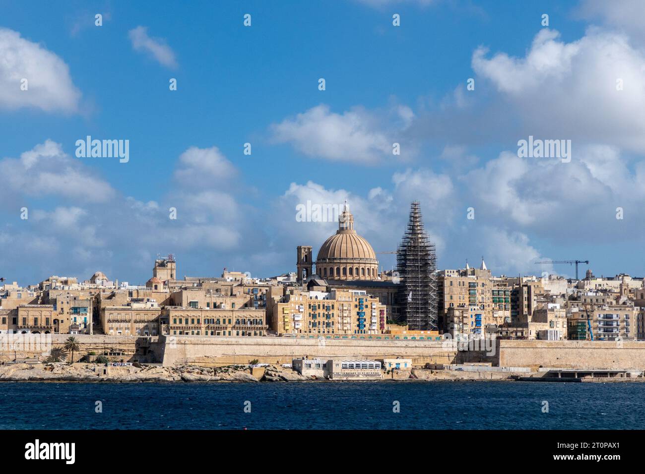 Valletta, Malta, 2. Mai 2023. Foto von Valletta, der Hauptstadt Maltas, vom Meer aus gesehen Stockfoto