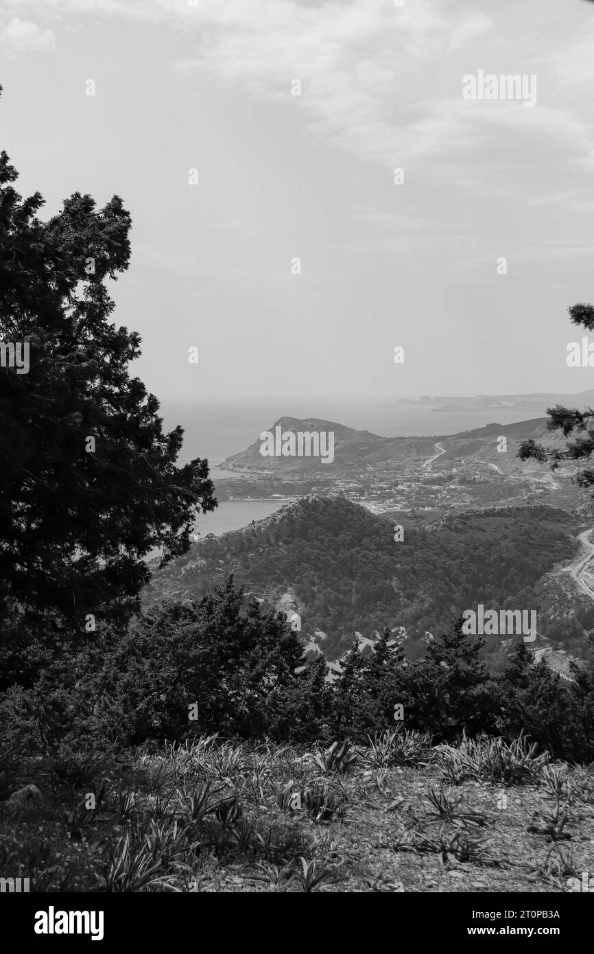 Blick auf das Grün und das Meer auf den Strand von Tsambika von der Wanderung zur Klosterkirche der Jungfrau Maria Tsambika (Kyra Psili) in Schwarz-weiß Stockfoto Blick auf das Grün und das Meer auf den Strand von Tsambika von der Wanderung zur Klosterkirche der Jungfrau Maria Tsambika (Kyra Psili) in Schwarz-weiß Stockfoto