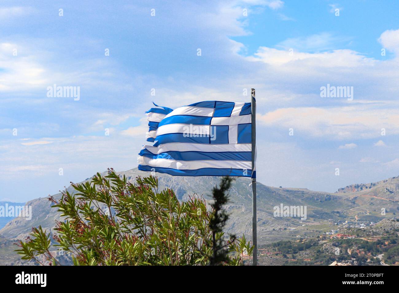 Griechische Nationalflagge auf dem Hügel des Klosters Tsambika auf Rhodos, Griechenland Stockfoto