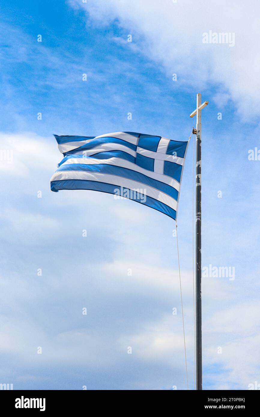Die griechische Nationalflagge ist oben auf einem Pfosten geöffnet Stockfoto