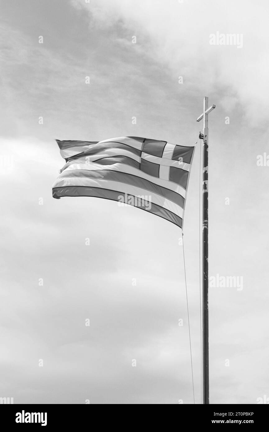 Die griechische Nationalflagge ist oben an einem Pfosten in Schwarz-weiß geöffnet Stockfoto