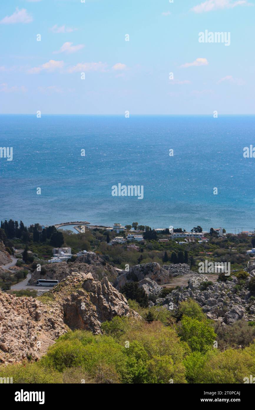 Blick von oben auf die Meeresküste vor Lindos Stadt Stockfoto
