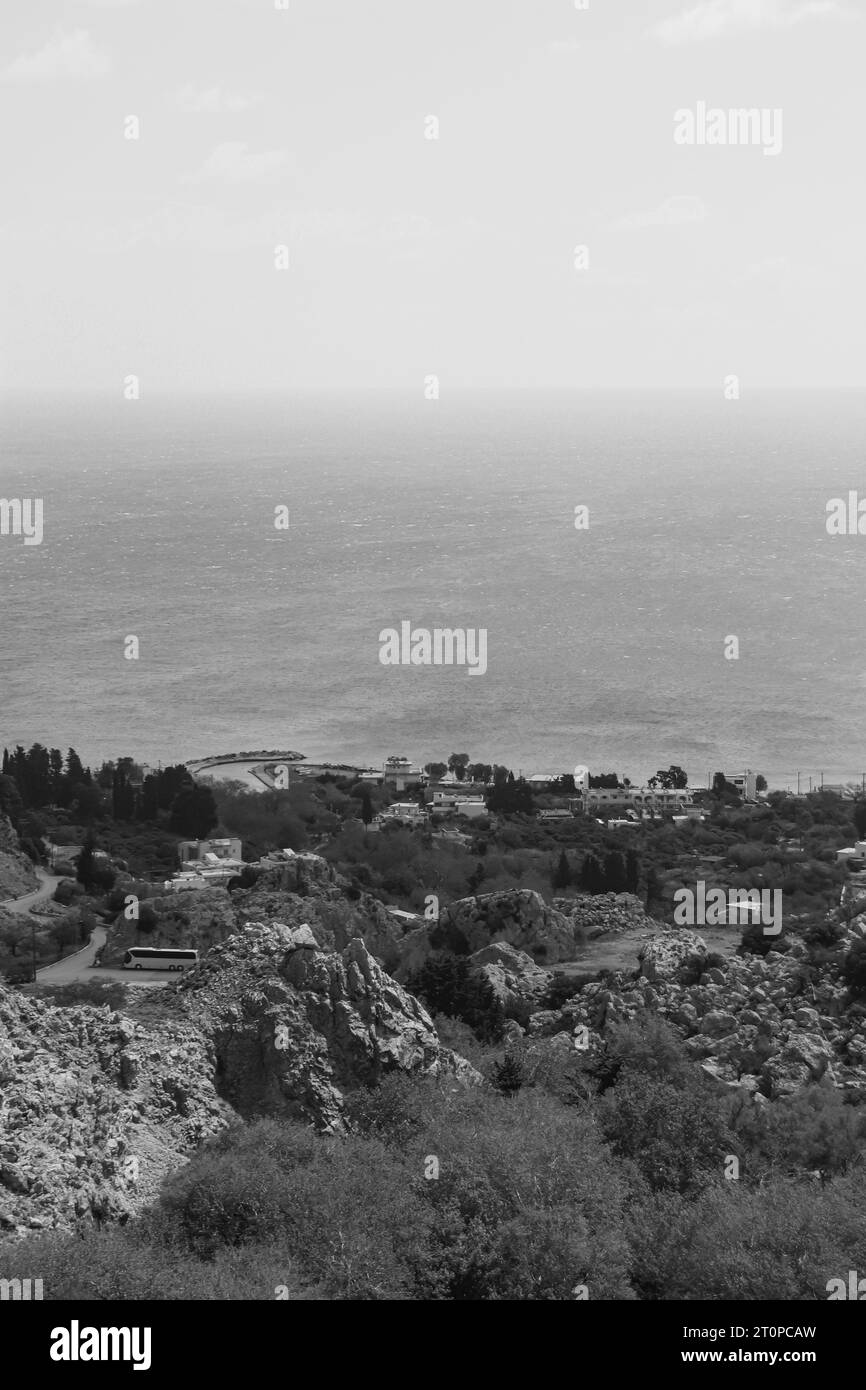 Blick von oben auf die Meeresküste vor Lindos Stadt in Schwarz-weiß Stockfoto