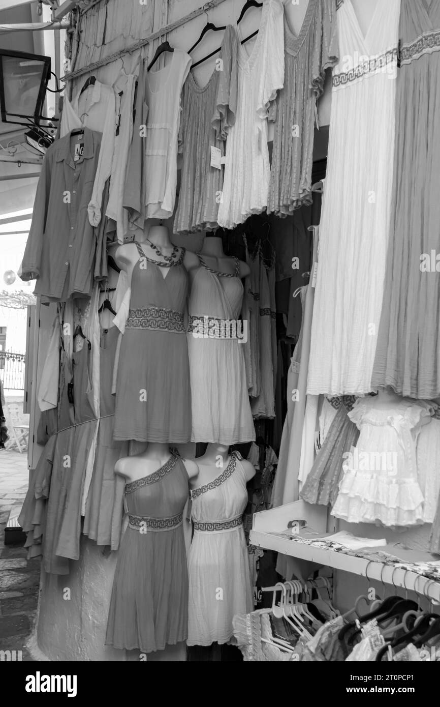 Lindos Straßenmarkt, auf dem Kleider verkauft werden, die draußen auf dem Weg zur Akropolis von Lindos in Schwarz-weiß hängen Stockfoto