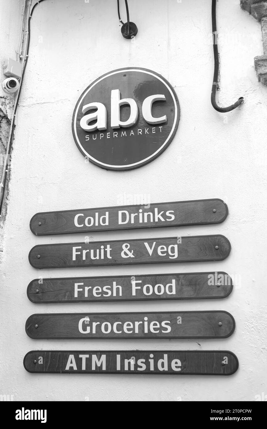 abc Supermarkt-Schild für den griechischen Supermarkt in Lindos Stadt in Schwarz-weiß Stockfoto
