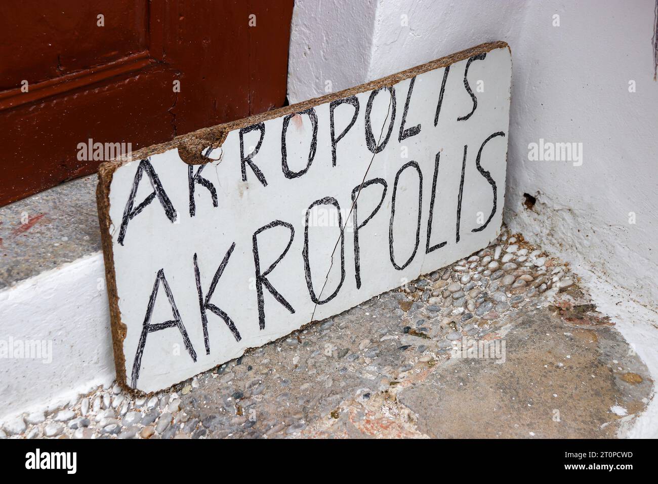 Lindos Akropolis Schild, das den Touristen von der Stadt Lindos, Griechenland, zum berühmten Wahrzeichen führt Stockfoto