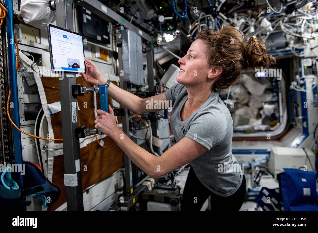 Internationale Raumstation, Erdumlaufbahn. 29. September 2023. Der NASA-Astronaut und der Flugingenieur Loral O’Hara der Expedition 70 richtet am 29. September 2023 in der Erdumlaufbahn einen Trainingszyklus für ein Training im Destiny-Labormodul ein. Quelle: NASA Astronaut/NASA/Alamy Live News Stockfoto