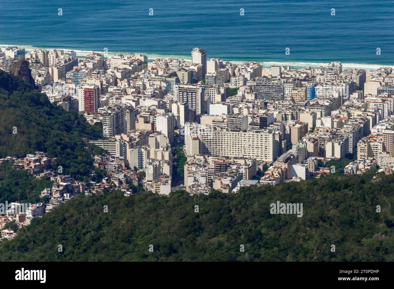 Luftaufnahme eines Detials von Rio de Janeiro. Kleines Gemeinsamkeitsviertel auf dem San Joao Hügel im Gegensatz zu den modernen Hochhäusern in den Coas Stockfoto