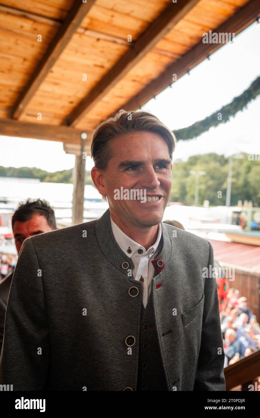 München Deutschland 24.9,2023, Fußball, Celebraties: Die Mannschaft des FC Bayern München besucht das KAEFER-Zelt auf dem Oktoberfest – Christoph Freund FC Bayern München via FUFA61 Stockfoto