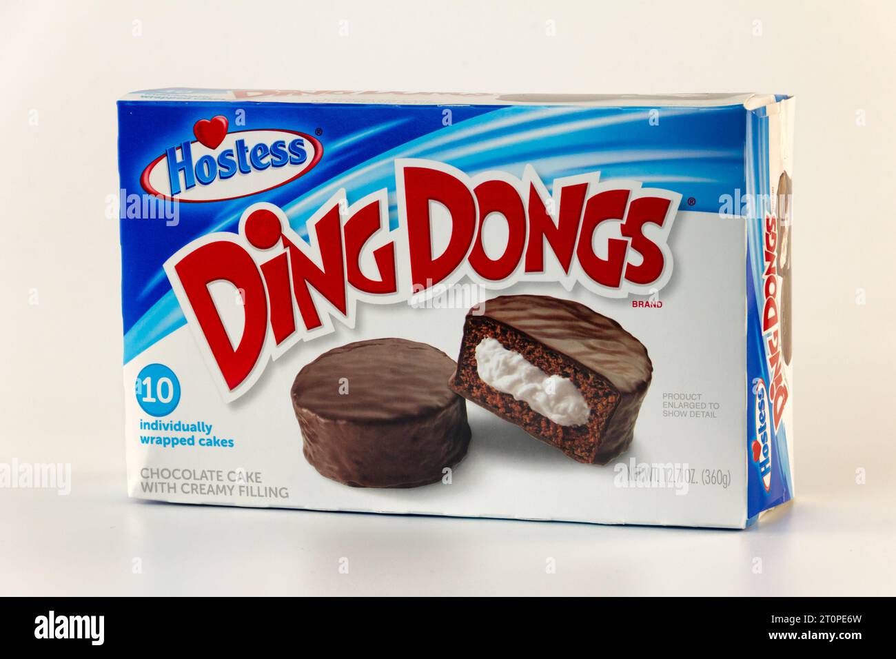 MINNEAPOLIS, MN, USA - 23. AUGUST 2023: Gastgeberin Ding Dongs Schokoladenkuchen und Markenlogo. Stockfoto