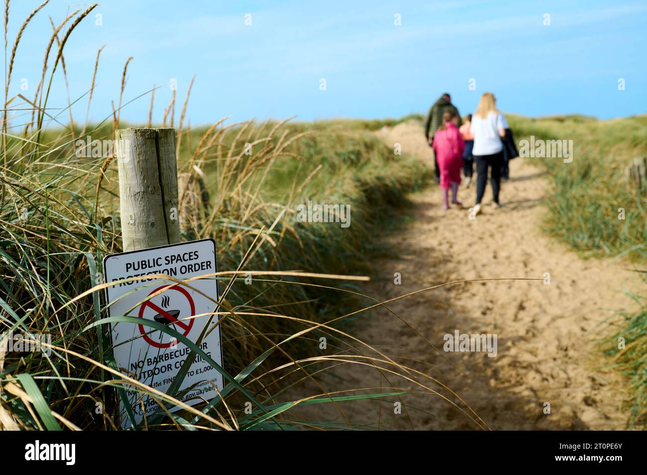 Familienspaziergang auf öffentlichen Plätzen Schutzschild auf den Dünen der Fylde-Küste in St. Annes Stockfoto