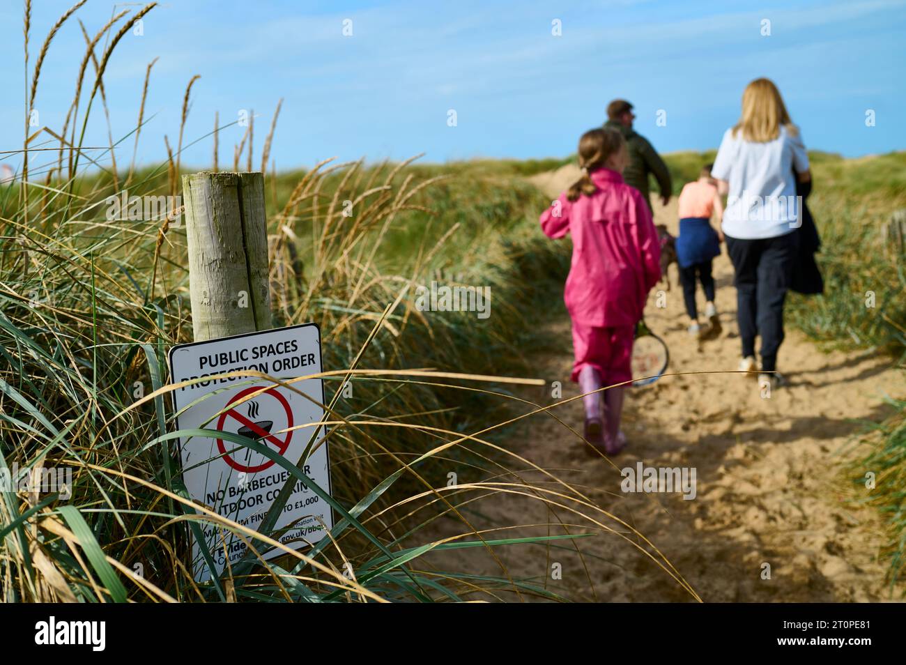 Familienspaziergang auf öffentlichen Plätzen Schutzschild auf den Dünen der Fylde-Küste in St. Annes Stockfoto