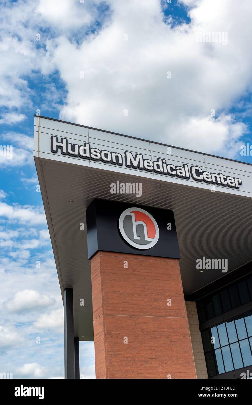 HUDSON, WI, USA – 5. JULI 2023: Außenansicht des Hudson Medical Center und Markenlogo. Stockfoto