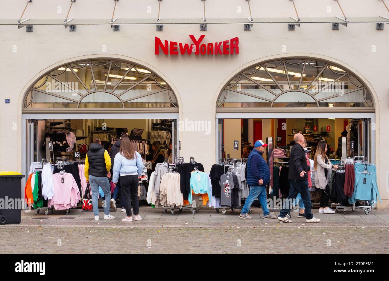 Lutherstadt Wittenberg, Deutschland. Oktober 2023. Oktober 2023, Lutherstadt Wittenberg. Die Leute stehen vor einem Zweig der Bekleidungskette NewYorker. Kredit: Wolfram Steinberg/dpa Kredit: Wolfram Steinberg/dpa/Alamy Live News Stockfoto