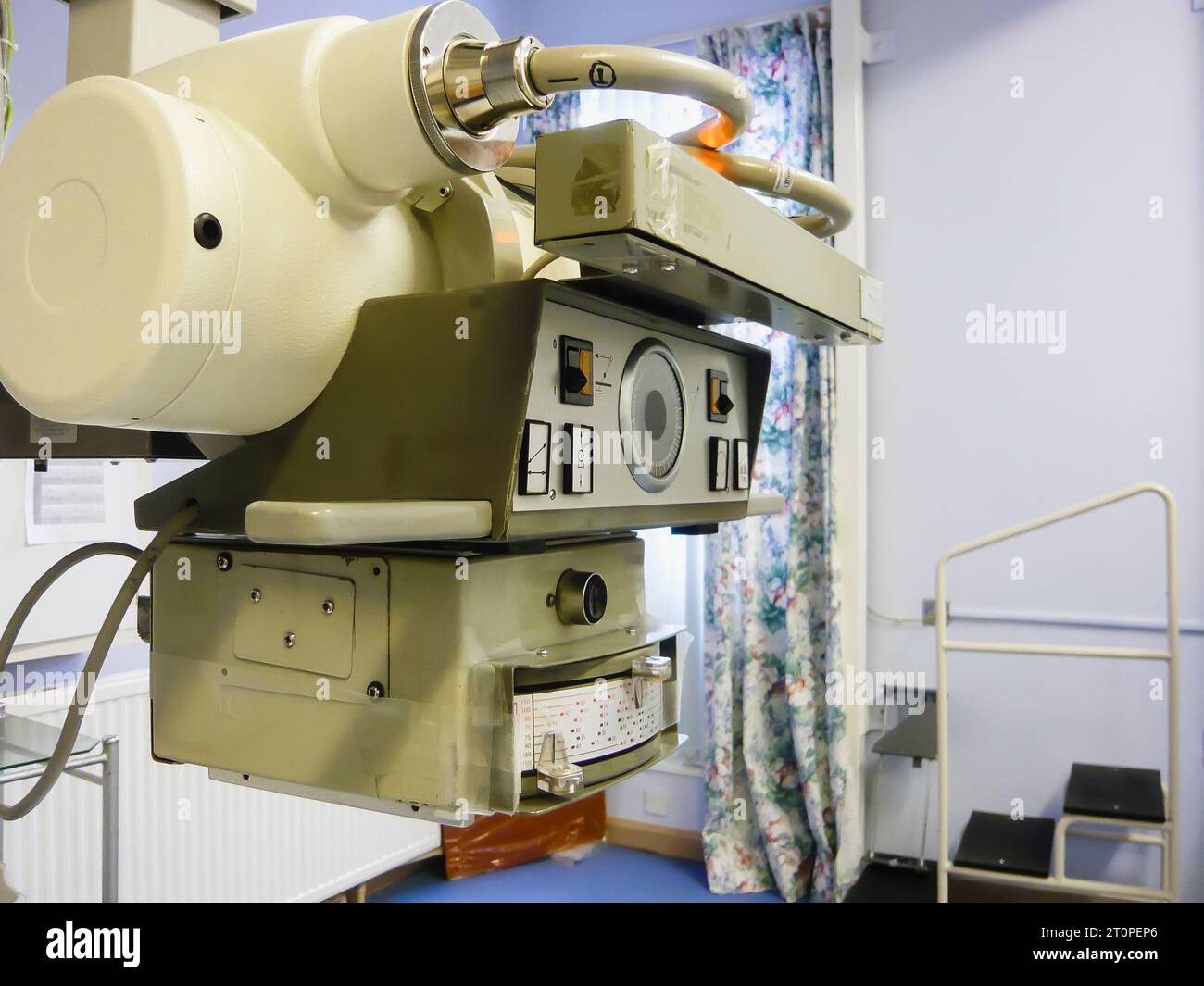 Sehr altes Röntgengerät in einer Röntgenabteilung des Krankenhauses Stockfoto