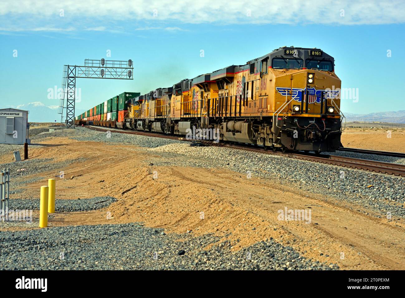 Ein Union Pacific Doppelstapel-intermodaler Güterzug wird an Bertram-Abstellgleisen in östlicher Richtung an der Sunset Route in der Nähe des Ufers des Salton Sea vorbeigeführt. Stockfoto