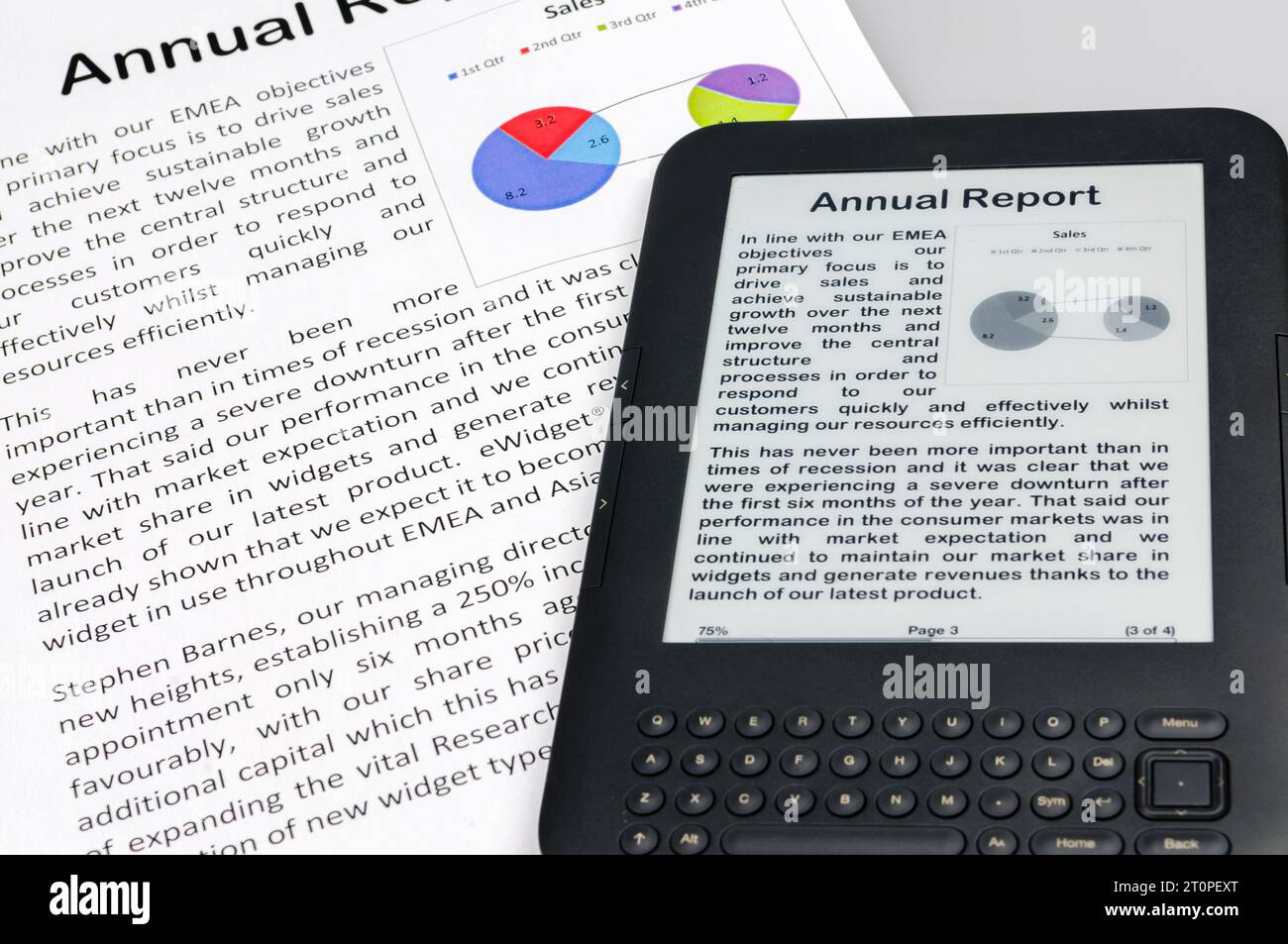 E-Reader, der einen Geschäftsbericht des Unternehmens in gedruckter Form anzeigt Stockfoto