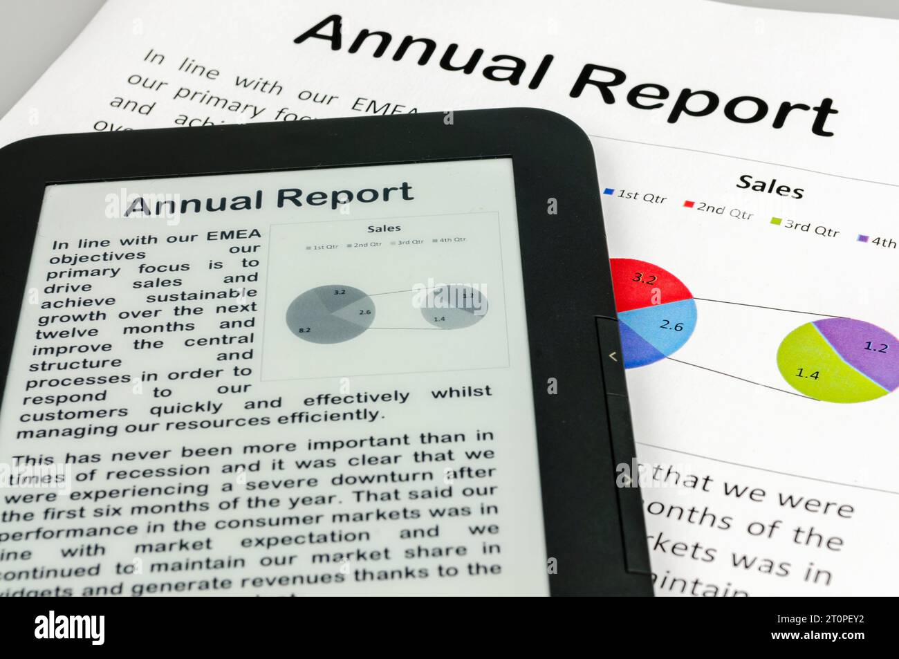 E-Reader, der einen Geschäftsbericht des Unternehmens in gedruckter Form anzeigt Stockfoto