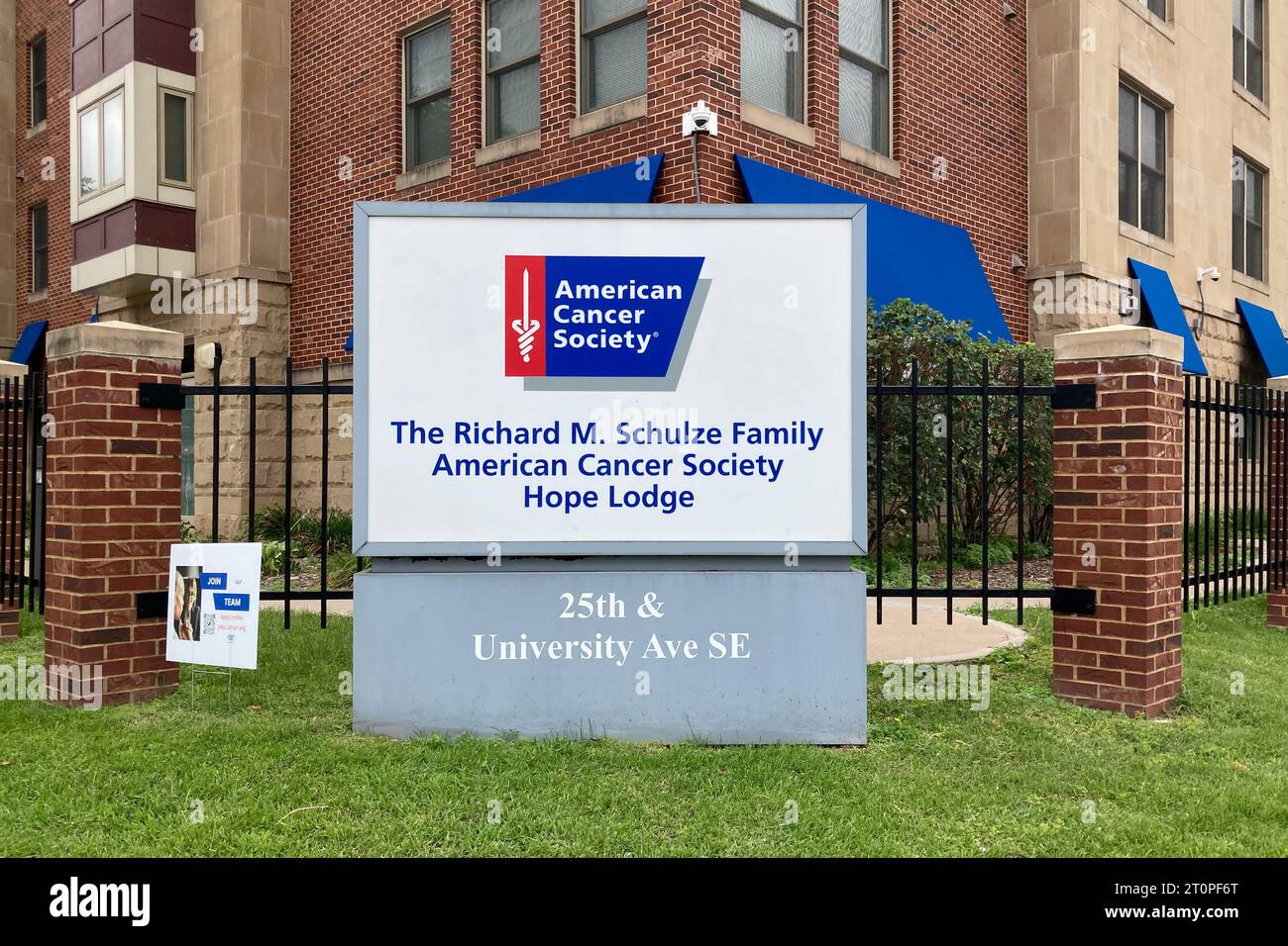 MINNEAPOLIS, MN, USA – 12. SEPTEMBER 2023: Die Richard M. Schulze Family American Cancer Society Hope Lodge. Stockfoto