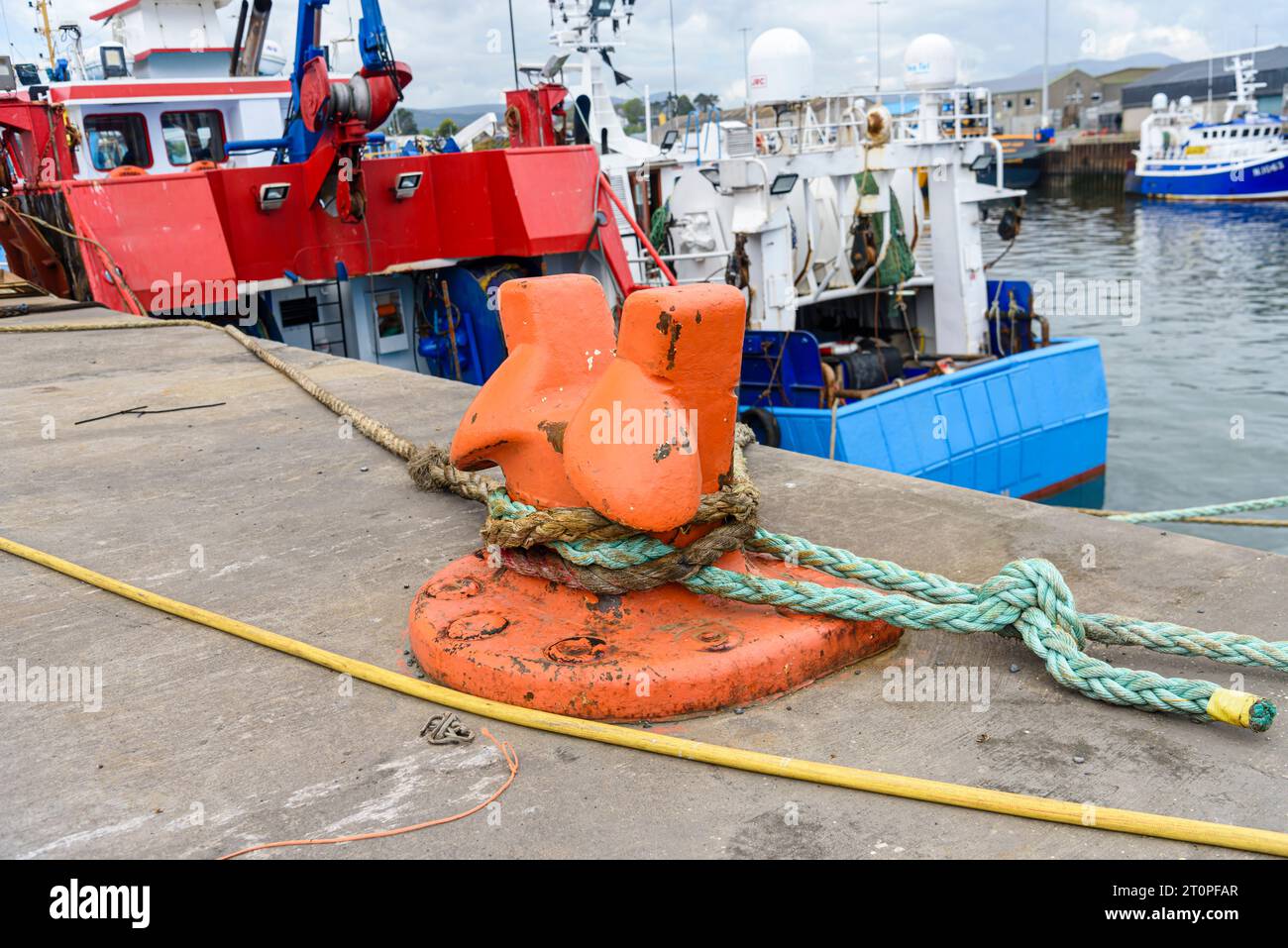 Fischerboot-Trawler-Boote, die an einen Poller im Kilkeel Harbour, County Down, Nordirland, Vereinigtes Königreich, Großbritannien gebunden sind Stockfoto