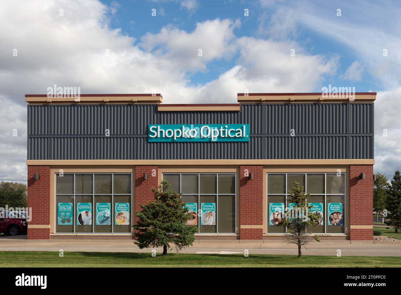 HUDSON, WI, USA – 6. OKTOBER 2023: Shopko Optical Exterieur und Markenlogo. Stockfoto