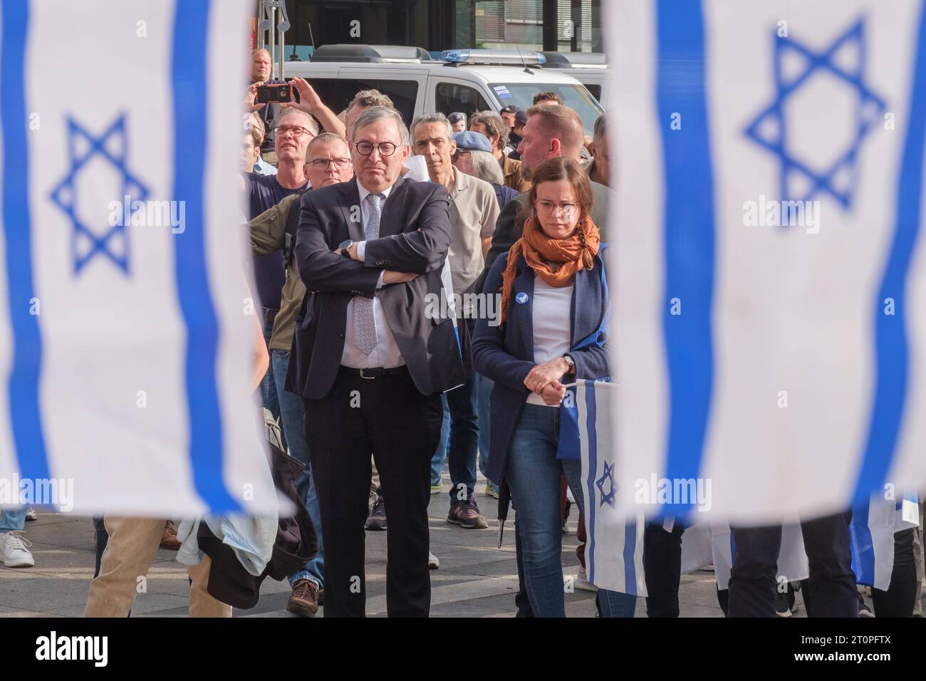 Solidaritätsveranstaltung für Israel nach dem Hamas-Angriff auf den Roncaliplatz in Köln Stockfoto