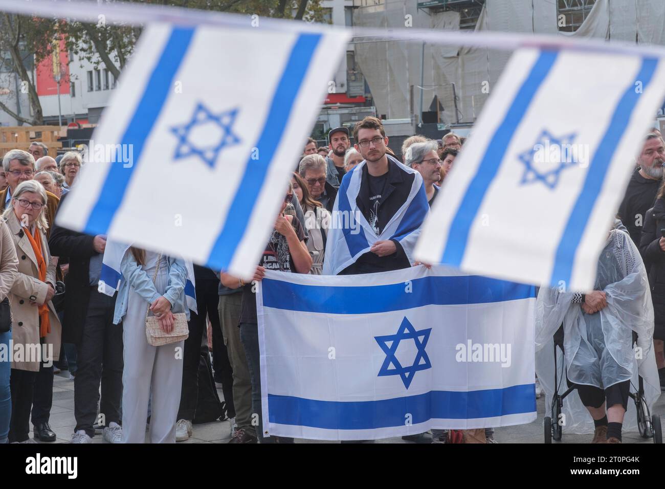 Solidaritätsveranstaltung für Israel nach dem Hamas-Angriff auf den Roncaliplatz in Köln Stockfoto