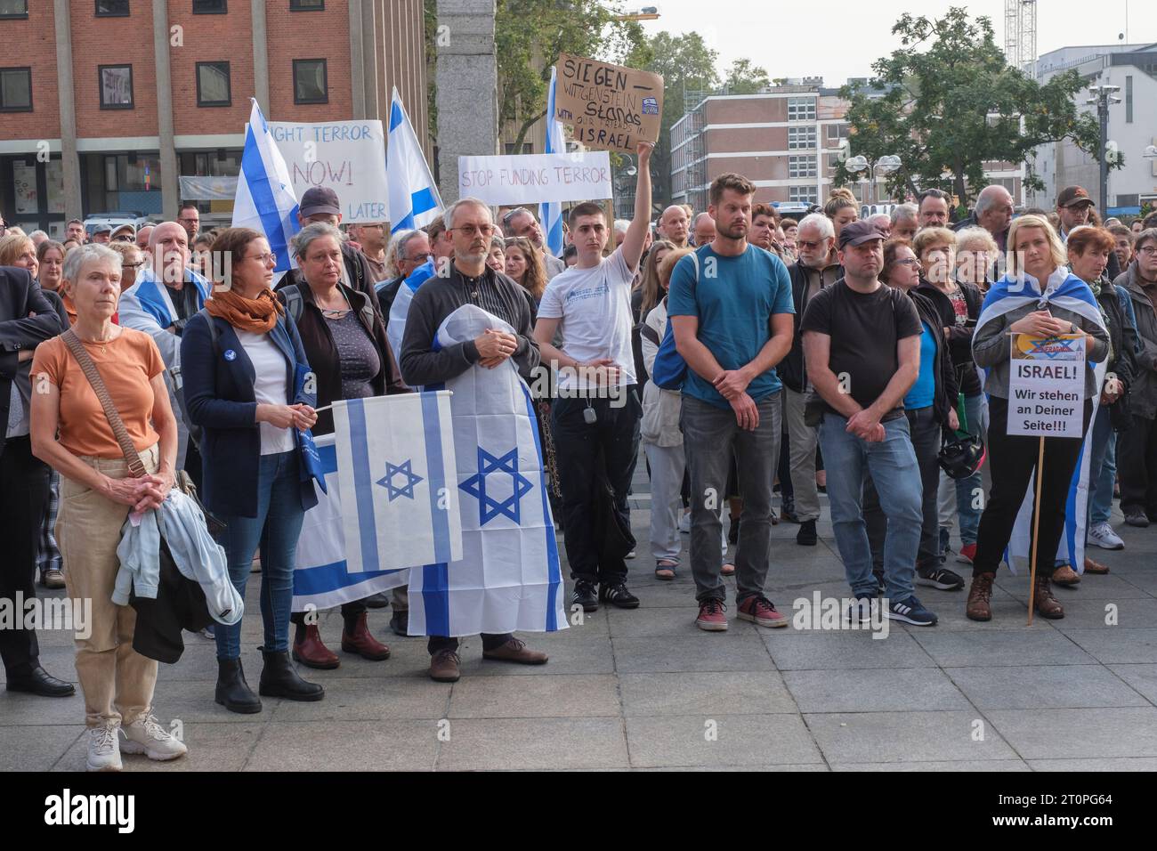 Solidaritätsveranstaltung für Israel nach dem Hamas-Angriff auf den Roncaliplatz in Köln Stockfoto