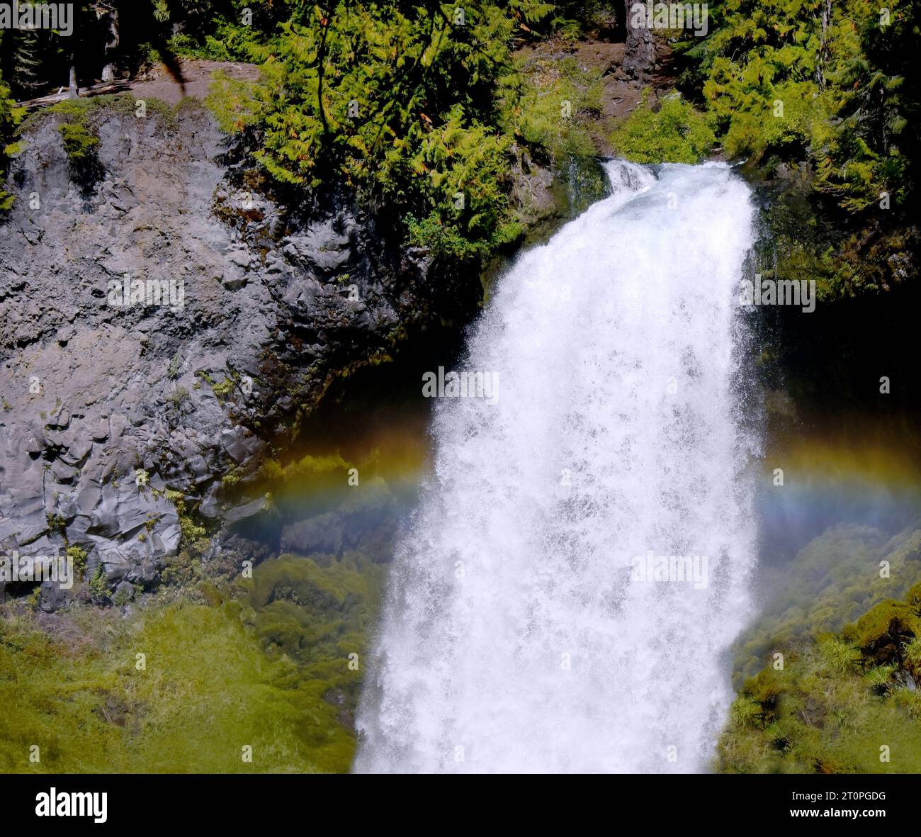 Der Aussichtspunkt zeigt die rauschenden Sahalie Falls. Rainbow hat sich an der Basis der Fälle im Nebel gebildet. Wasserfälle gibt es in Oregon. Stockfoto