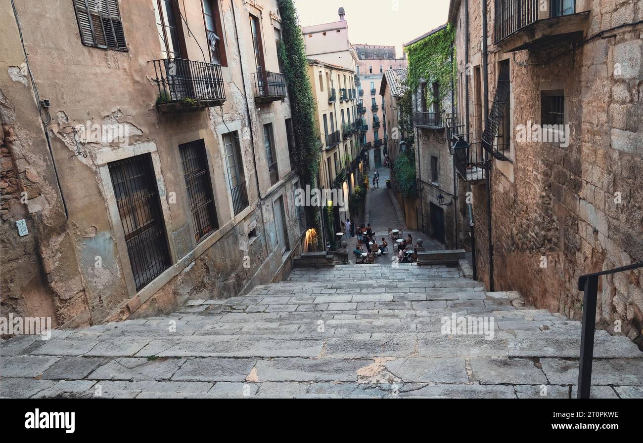 Blick hinunter auf das berühmte Pujada de Sant Domènec mit seinem Café auf der Treppe auf halber Höhe, Girona, Spanien Stockfoto