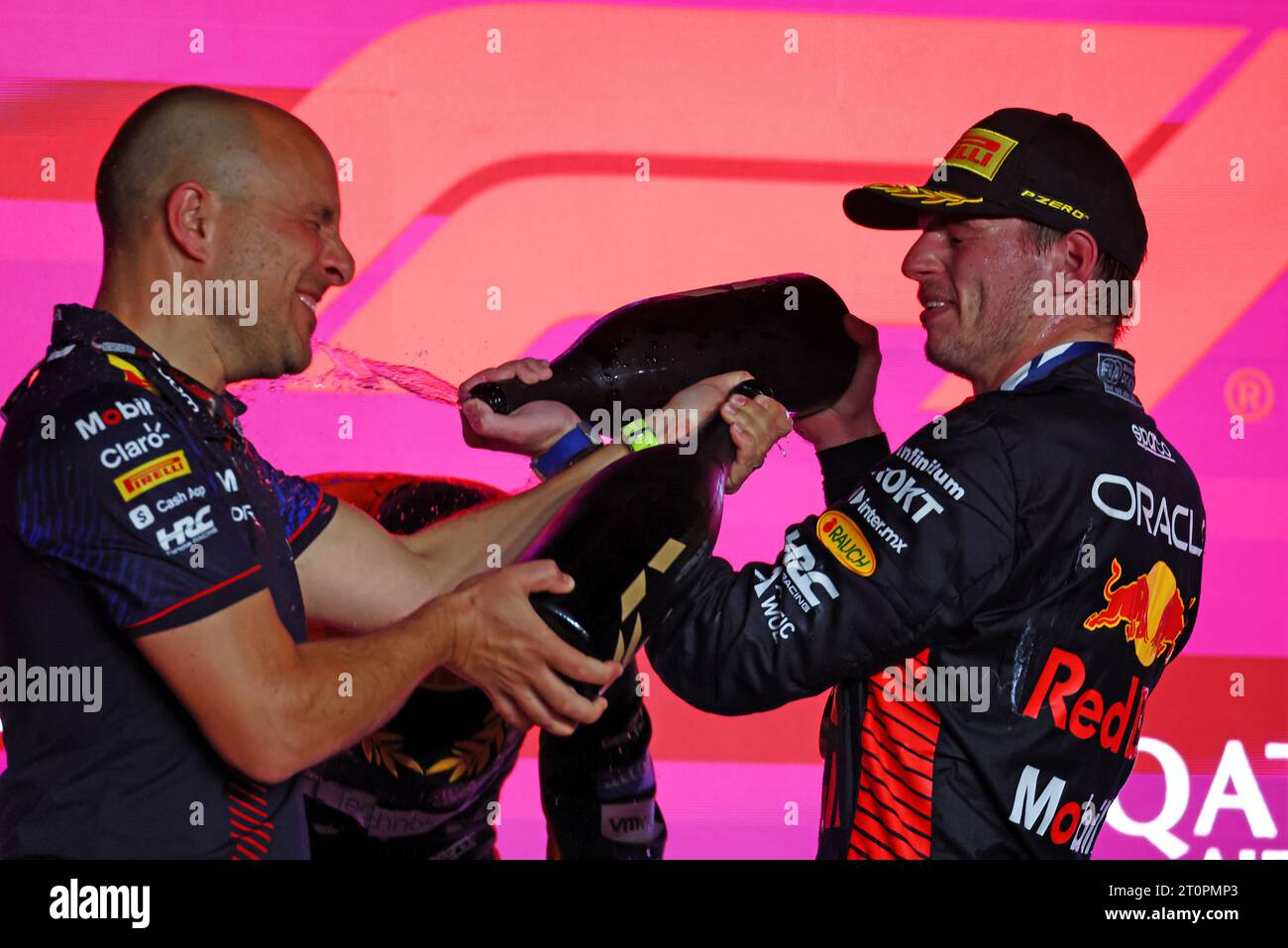 Doha, Katar. Oktober 2023. Rennsieger Max Verstappen (NLD) Red Bull Racing feiert mit Gianpiero Lambiase (ITA) Red Bull Racing Engineer auf dem Podium. Formel-1-Weltmeisterschaft, Rd 18, großer Preis von Katar, Sonntag, 8. Oktober 2023. Doha, Katar. Quelle: James Moy/Alamy Live News Stockfoto