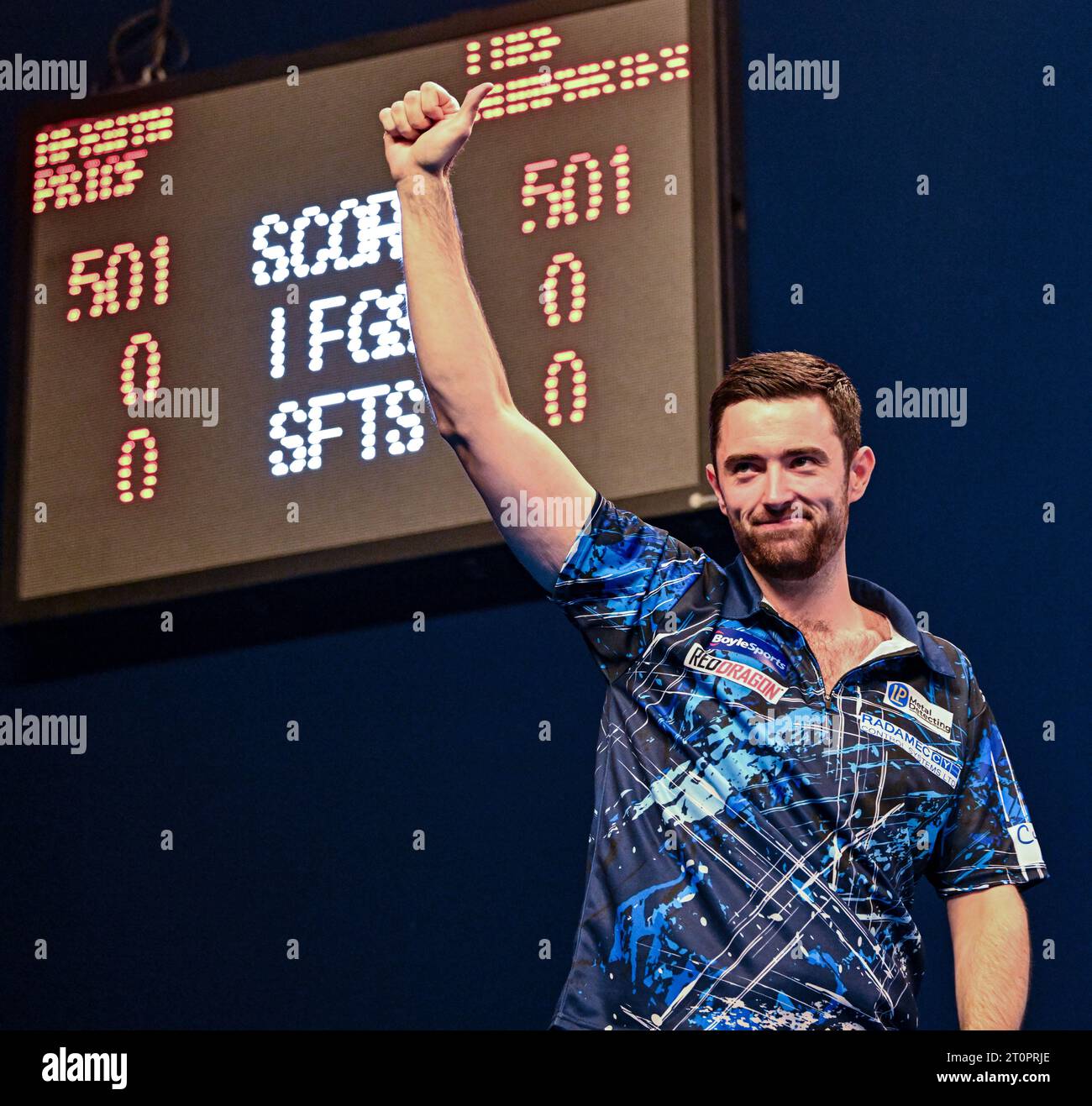 Morningside Arena, Leicester, Großbritannien. Oktober 2023. 2023 PDC BoyleSports World Grand Prix Darts Final; Luke Humphries winkt dem Publikum Guthaben: Action Plus Sports/Alamy Live News Stockfoto