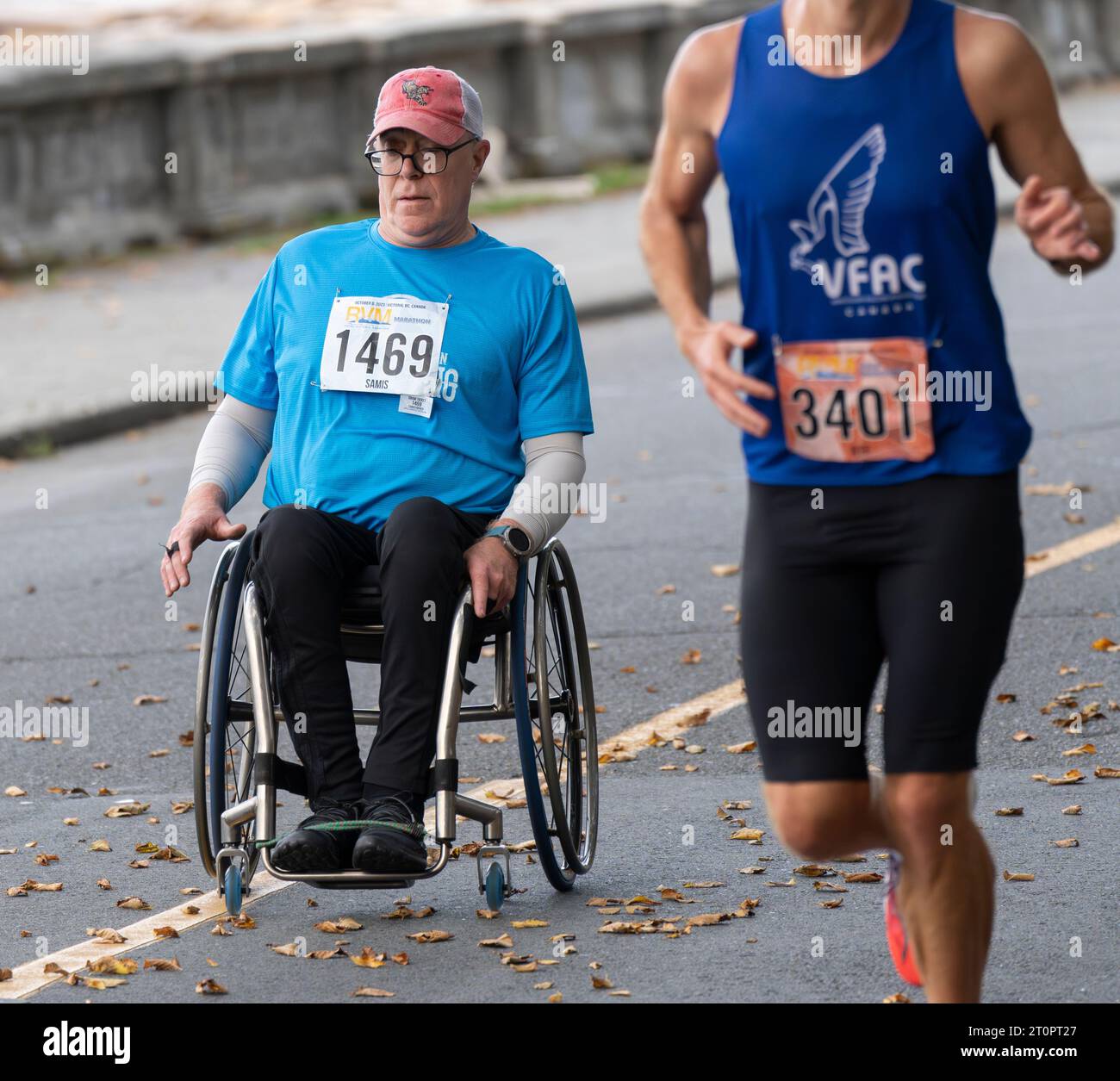 Ein Rollstuhlfahrer beim Royal Victoria Marathon am 8. Oktober 2023 in Victoria, British Columbia, Kanada. Stockfoto