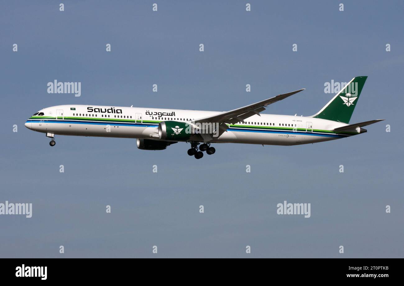 Eine Boeing 787-10 Dreamliner von Saudi Arabian Airlines kommt am Flughafen London Gatwick an Stockfoto