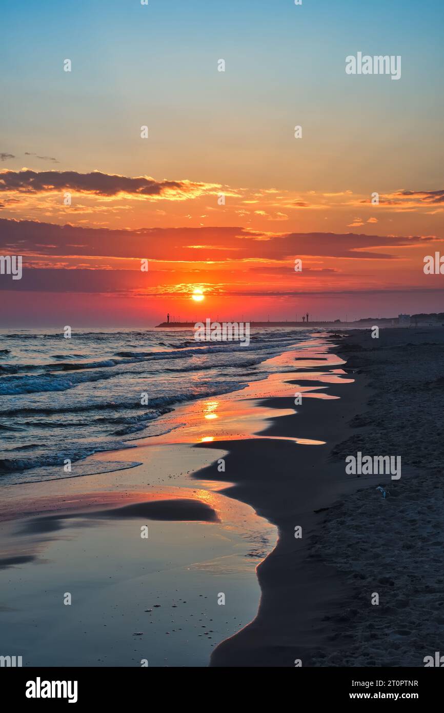 Farbenfrohe Morgenlandschaft an der polnischen Ostsee. Sonnenaufgang am Strand in Leba, Polen. Stockfoto