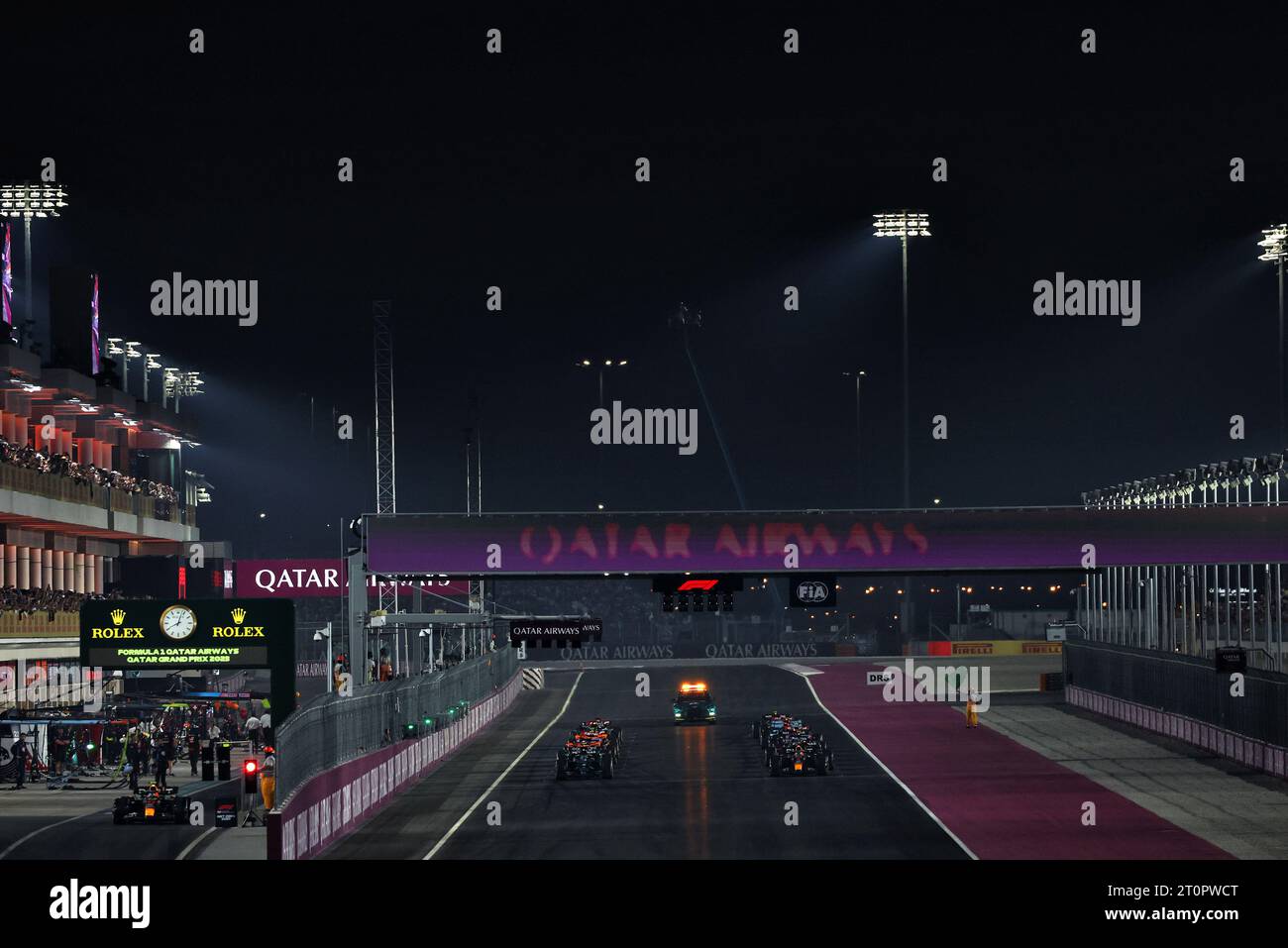 Doha, Katar. Oktober 2023. Max Verstappen (NLD) Red Bull Racing RB19 und George Russell (GBR) Mercedes AMG F1 W14 in der ersten Reihe zu Beginn des Rennens mit Sergio Perez (MEX) Red Bull Racing RB19 in der Boxengasse. Formel-1-Weltmeisterschaft, Rd 18, großer Preis von Katar, Sonntag, 8. Oktober 2023. Doha, Katar. Quelle: James Moy/Alamy Live News Stockfoto