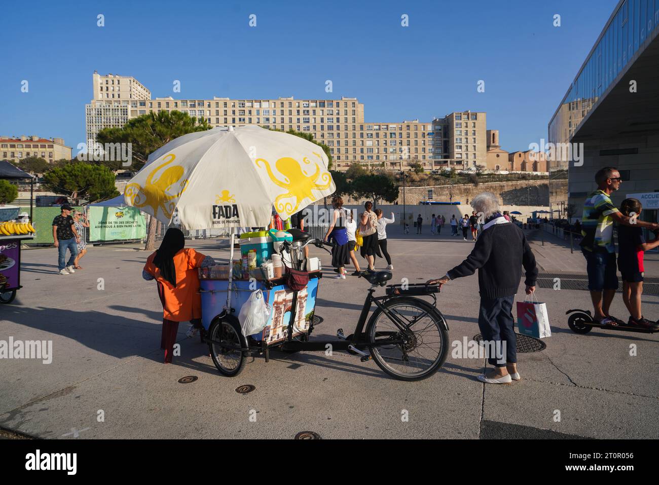 Marseille, Frankreich. 8. Oktober 2023. Ein Verkäufer, der unter einem Schirm vor dem heißen Wetter und der herbstlichen Sonne in Marseille schützt, während die Temperaturen über 26celsius reichen. Südfrankreich ist für Waldbrände auf hoher Alarmstufe. Credit amer Gazzal/Alamy Live News Stockfoto