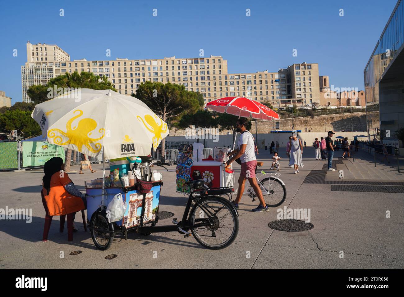 Marseille, Frankreich. 8. Oktober 2023. Ein Verkäufer, der unter einem Schirm vor dem heißen Wetter und der herbstlichen Sonne in Marseille schützt, während die Temperaturen über 26celsius reichen. Südfrankreich ist für Waldbrände auf hoher Alarmstufe. Credit amer Gazzal/Alamy Live News Stockfoto