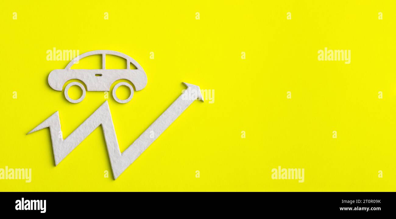 Steigende Wartungskosten für das Fahrzeug – Symbol für das Fahrzeug mit Aufwärtspfeil auf gelbem Hintergrund Stockfoto