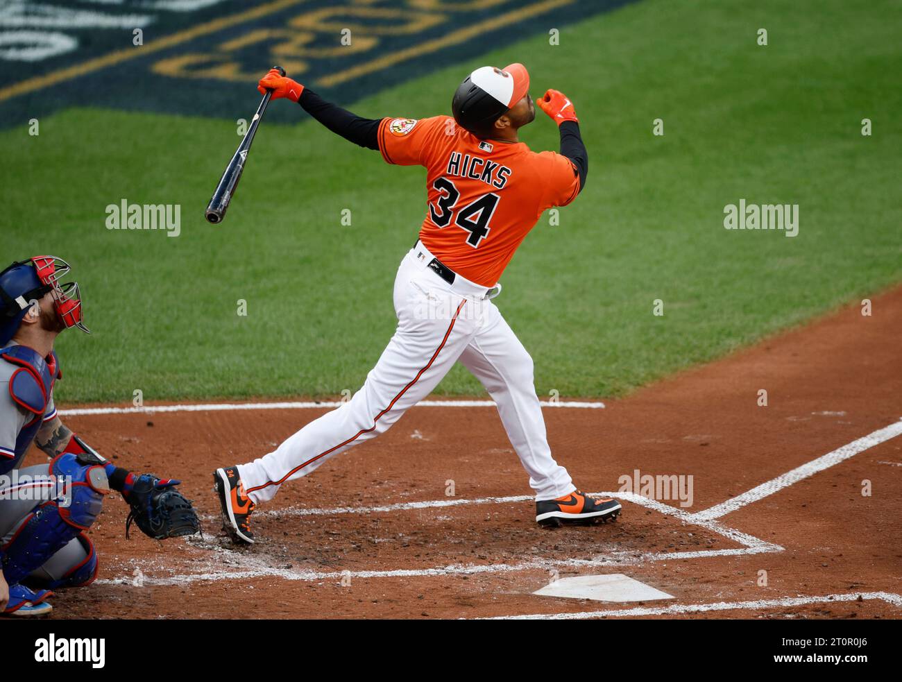 Baltimore, Usa. Oktober 2023. Baltimore Orioles Aaron Hicks trifft eine Single mit zwei rbi im ersten Inning gegen die Texas Rangers im Oriole Park at Camden Yards in Baltimore am Sonntag, den 8. Oktober 2023. Foto: Tasos Katopodis/UPI Credit: UPI/Alamy Live News Stockfoto